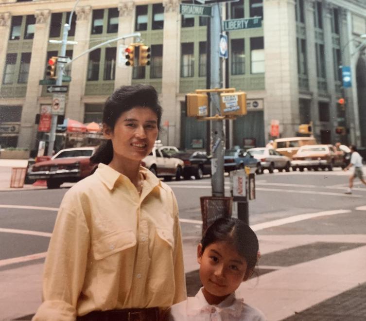 华裔女记者樊嘉扬,称中国脸是累赘,其母亲却被美国拔掉呼吸机