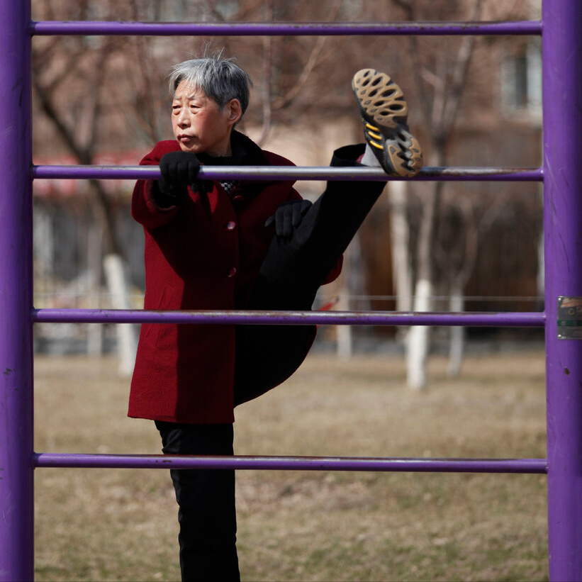 中老年人,每天坚持压腿,拉筋好不好?是锻炼还是损害身体?