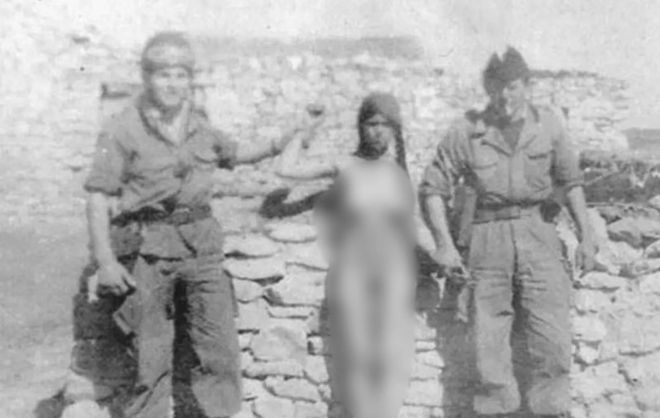 1958年,两名法国士兵让一名阿尔及利亚少女脱光衣服,并拍下照片