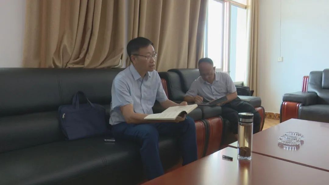 任宏伟到火花镇洗鸭河开展巡河工作