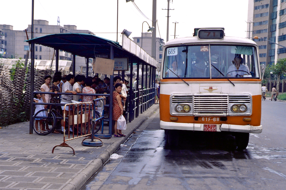 03年上海钉子户索要6套房1个亿,结果卡在路中14年,夜夜担惊受怕