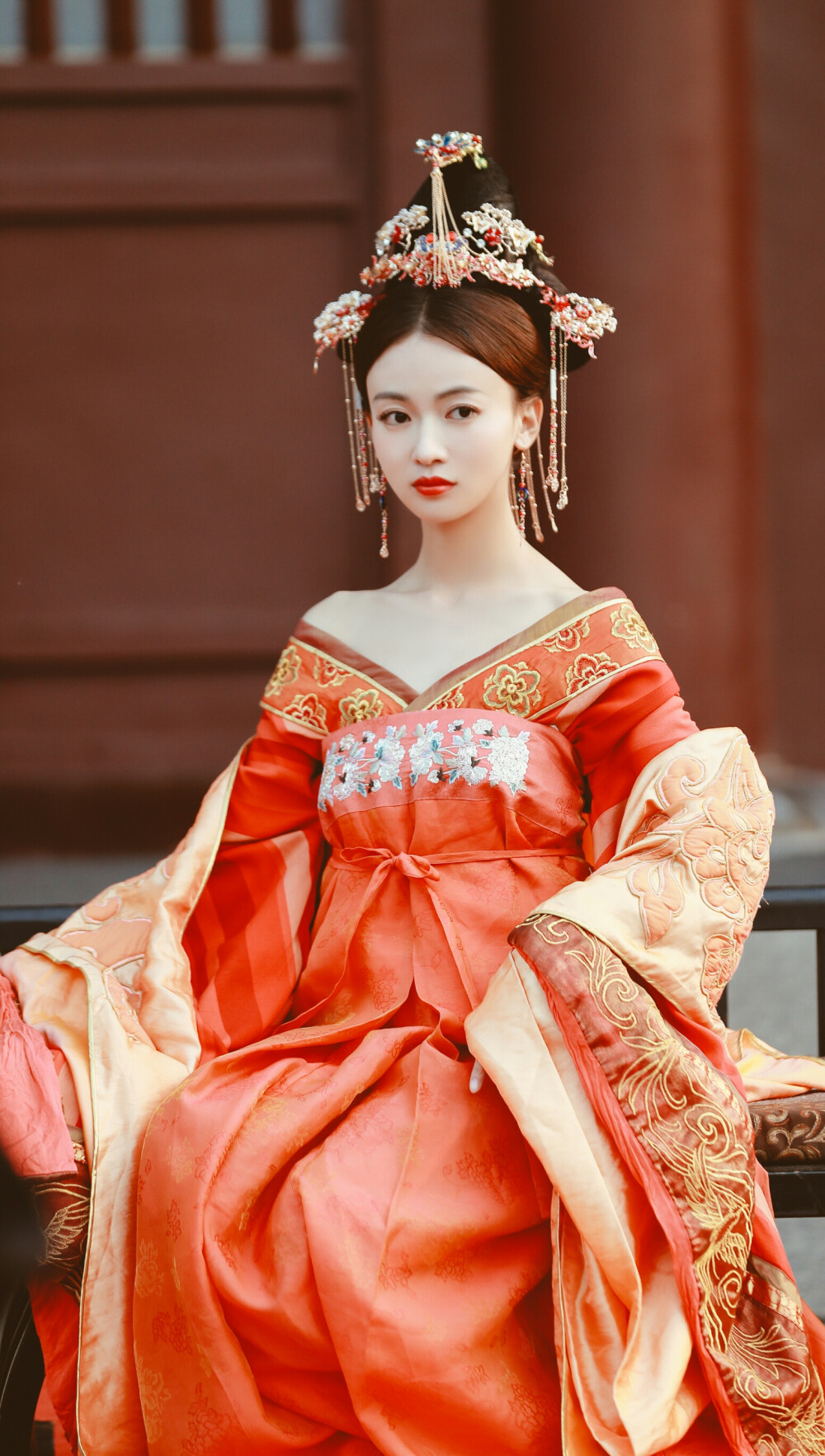 吴谨言穿旗袍上央视节目,淡粉色裙子配利落短发,温婉悠然太美了