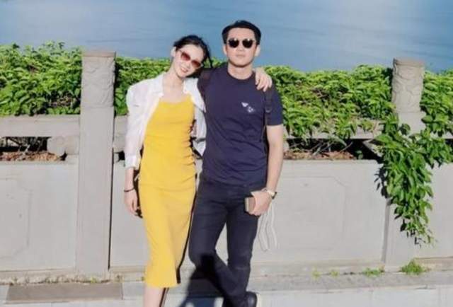 郑恺晒与老婆苗苗外出游玩合照,苗苗坐地上太随意,辟谣二胎传闻