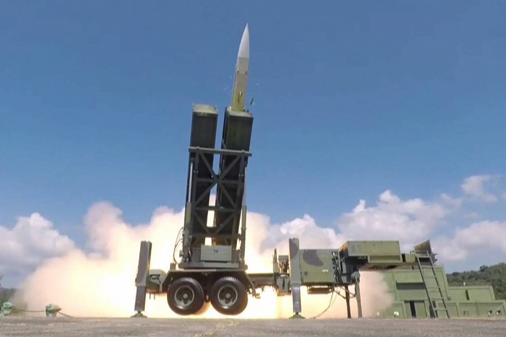 解放军动真格了?战机"逼近"东沙岛30海里,美台再看不懂就晚了