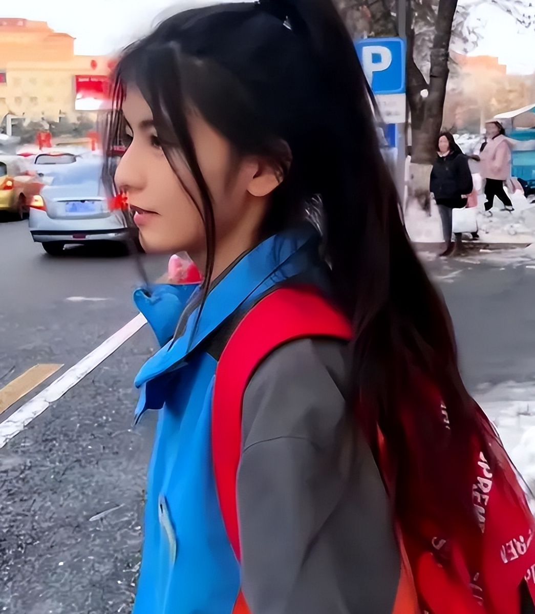 新疆女高中生因颜值受热捧,校服马尾元气满满,侧脸神似迪丽热巴