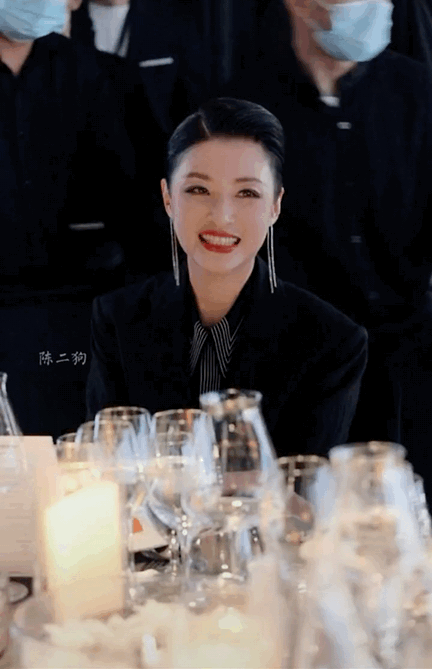 这还是那个主持人周涛?私下出席酒会被拍 这装扮也太时尚了吧!