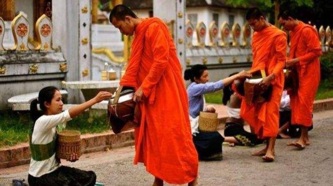 在老挝旅游,门口挂树枝的人家不要进,当地人:进去了会