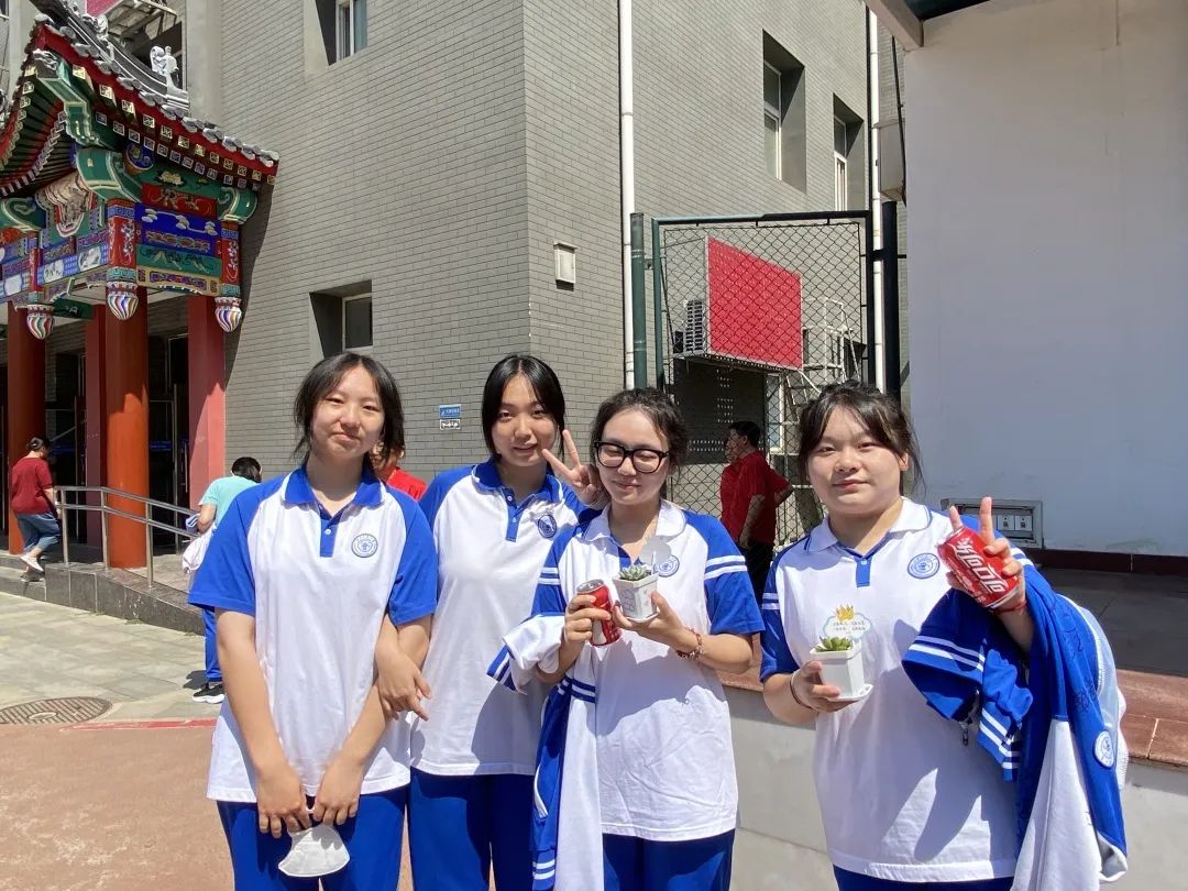 北京交大附中分校为高三学子送考助威
