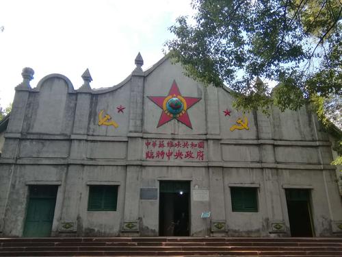 1959年,江西一位穿着破烂的妇女手指报纸上的陈毅:我的夫君