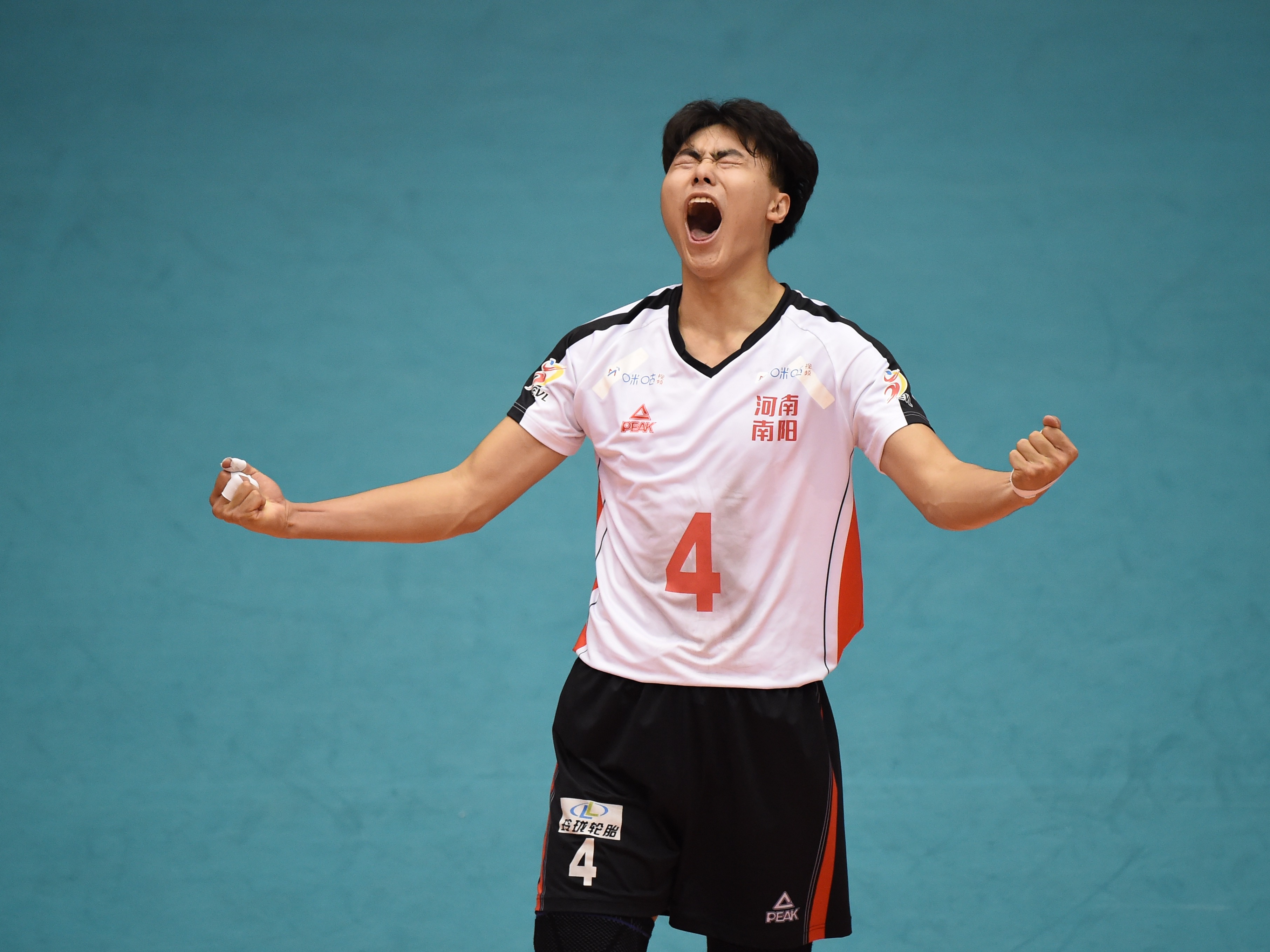 排球——全国男排锦标赛:四川队胜河南队