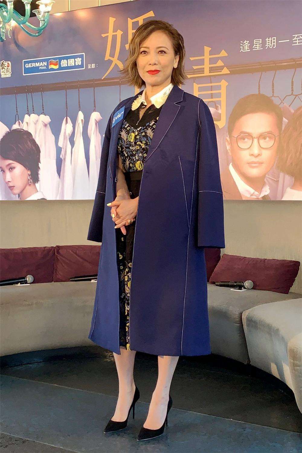 邓翠雯走红毯被忽视?脸上皱纹明显老态出众,确实气场不如从前了