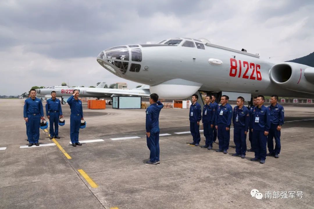 热点|接连多日！南部战区海军航空兵某轰炸机团开展昼夜间飞行训练