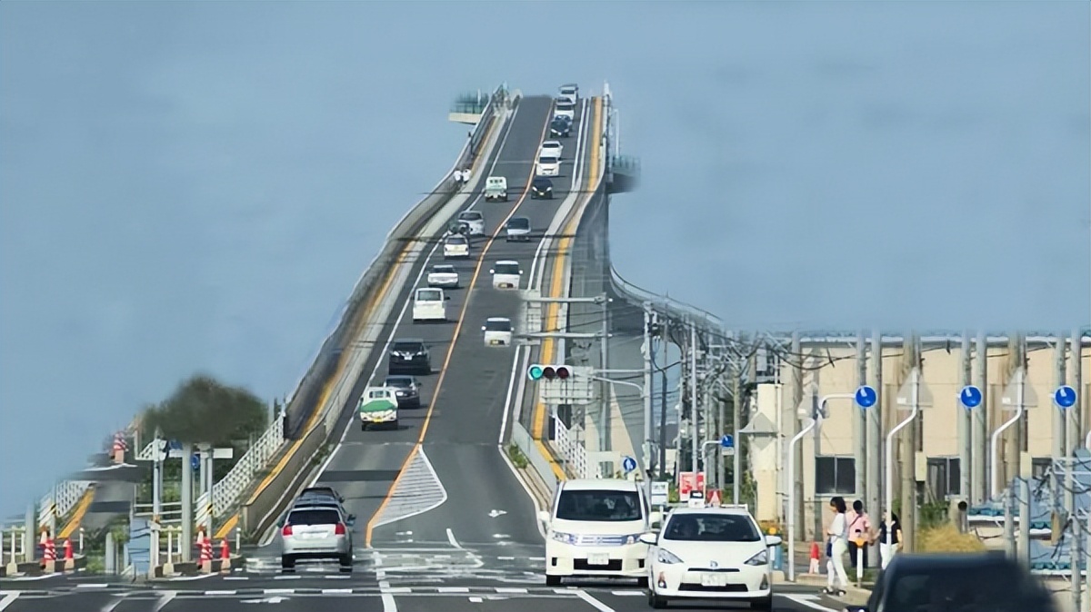 日本江岛大桥为何突成网红桥?游客:从侧面看一眼你就明白了