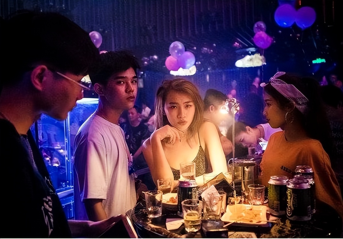 上海女版"天上人间",令无数富婆流连忘返,却因一条热搜被清剿