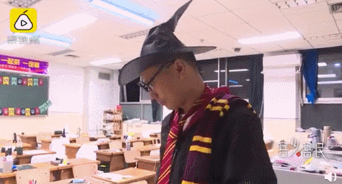 还有 "大叔版"的哈利波特也出现了 一身黑色长袍,一顶廉价版"分院帽"