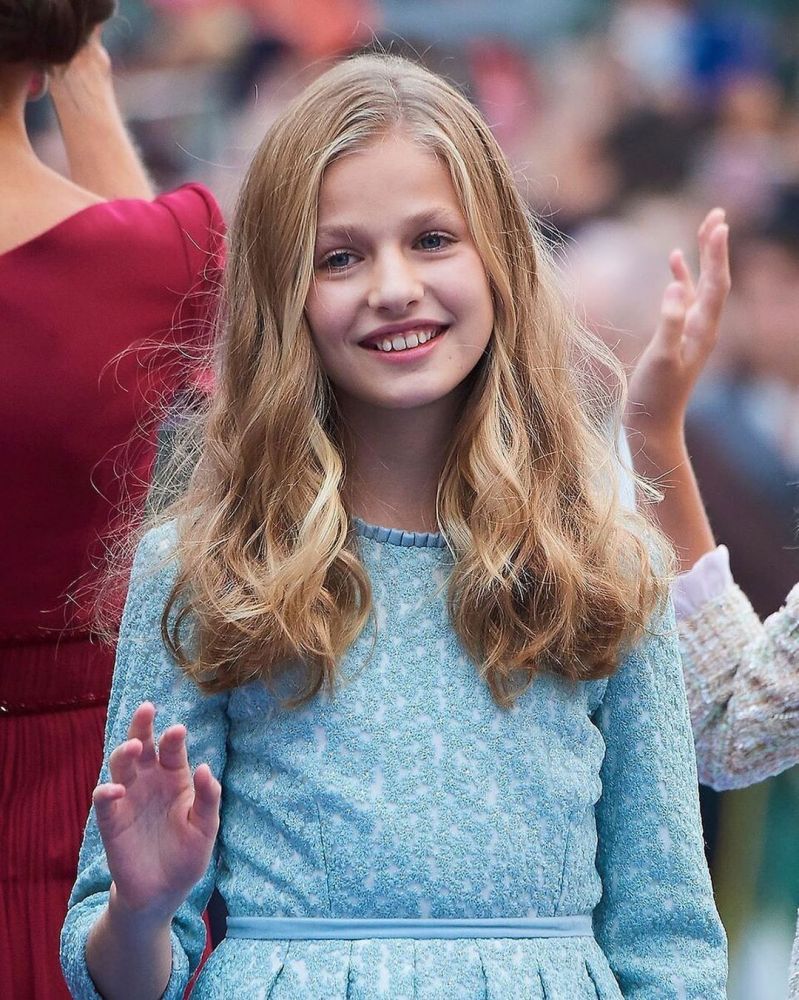 未来西班牙女王:莱昂诺尔公主15岁!2姐妹遗传父母颜值,气质!