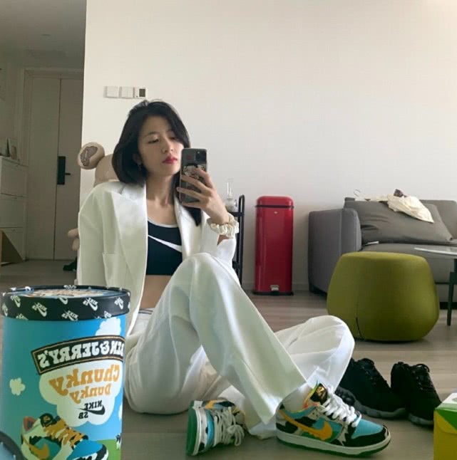 周雨彤私服穿搭,白西装配"冰淇淋鞋",果然是耐克铁粉