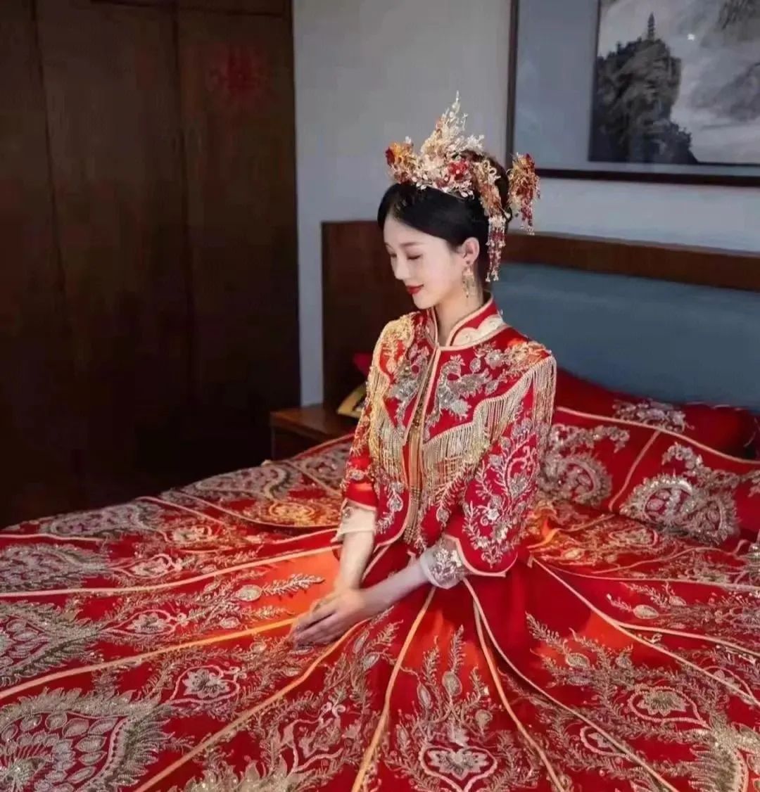 小妾才穿秀禾服?何超莲的结婚礼服真的选对了吗?