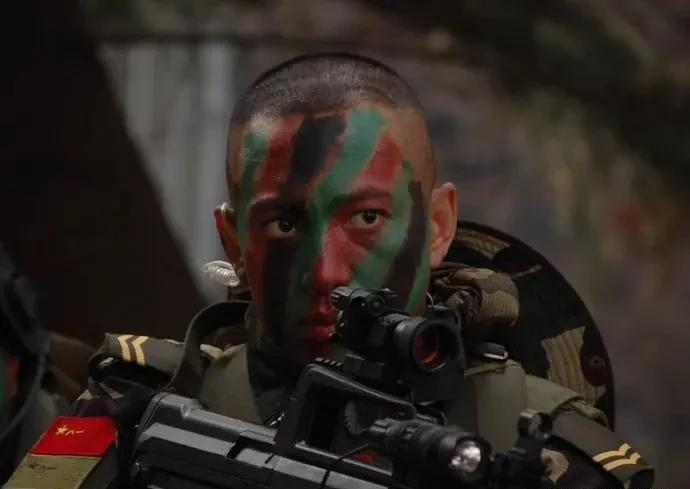 回顾油头粉面就不要演军人了这15位演员告诉你什么才是硬汉