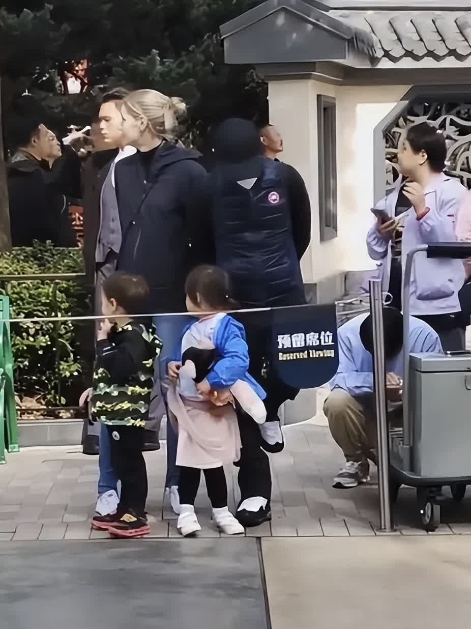 近日央视知名主持人撒贝宁一家四口游玩迪士尼的消息登上热搜说起