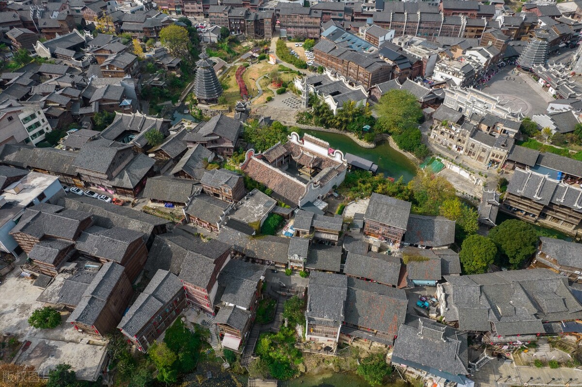 航拍的下司古镇,宛如一颗璀璨的明珠,静静地坐落在贵州省凯里市