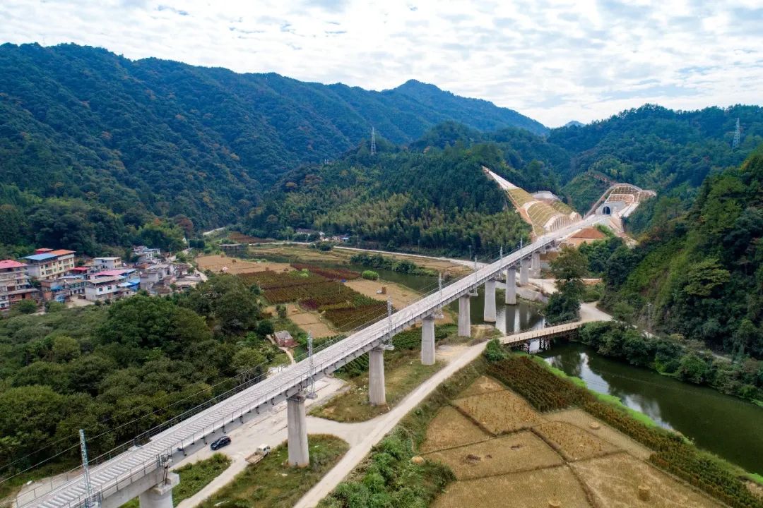 浦梅铁路与兴泉铁路图片