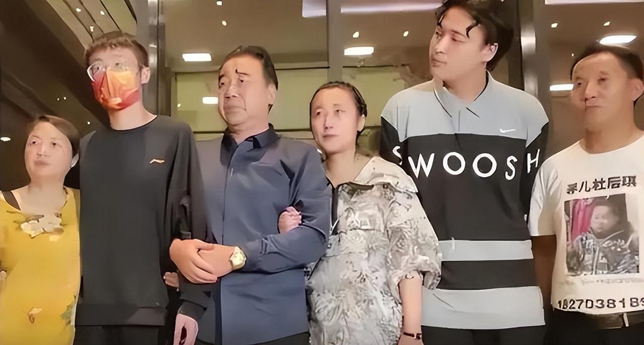 "1997年7月底,昆明的街头上,年轻的男子梅贤华一边张贴重金寻子广告