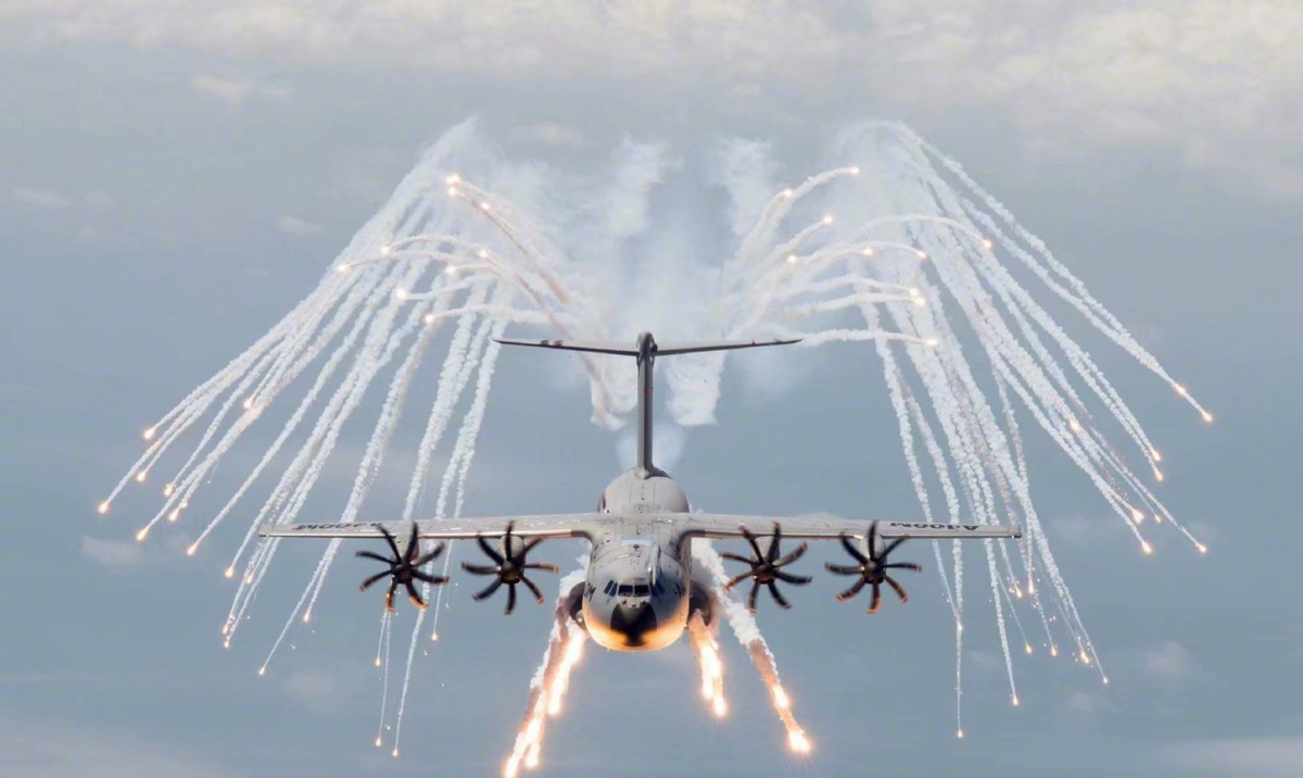 300发弹幕打出"天使之翼",运油20的罕见表演,是在认真备战