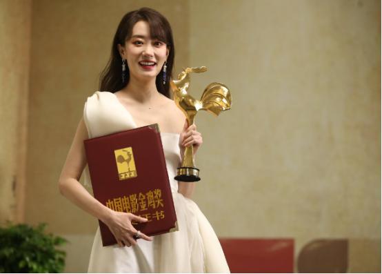 张桐得奖一脸呆滞成名场面!颁奖现场各路明星一不小心就出圈