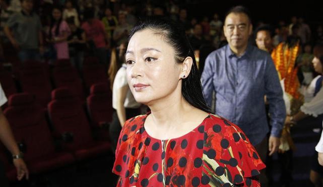 陈红也难逃中年发福,穿波点红裙配黑丝袜扮嫩,身材却有点饱满