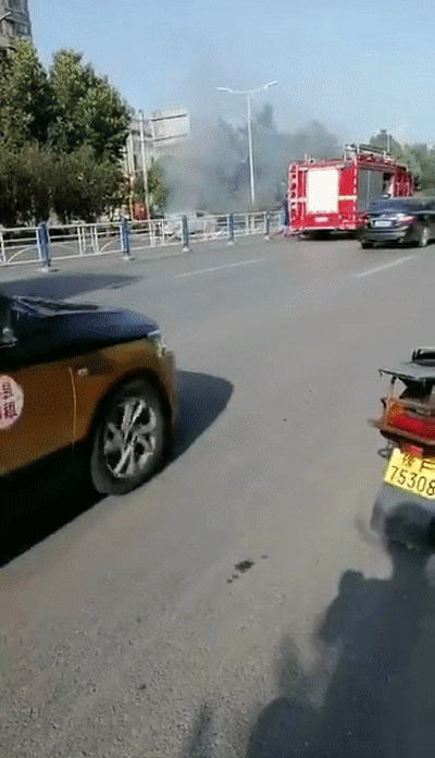 突发!辉县一轿车行驶中着火,两消防车紧急救援!