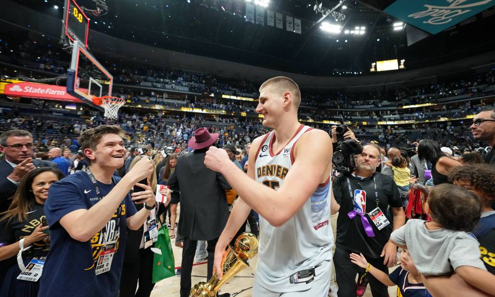 恭喜约老师:成为继奥尼尔之后首个获得fmvp的中锋