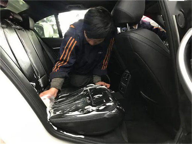 男子酒後搭乘網約車,不料吐在車上,事後被索要300塊洗車費!