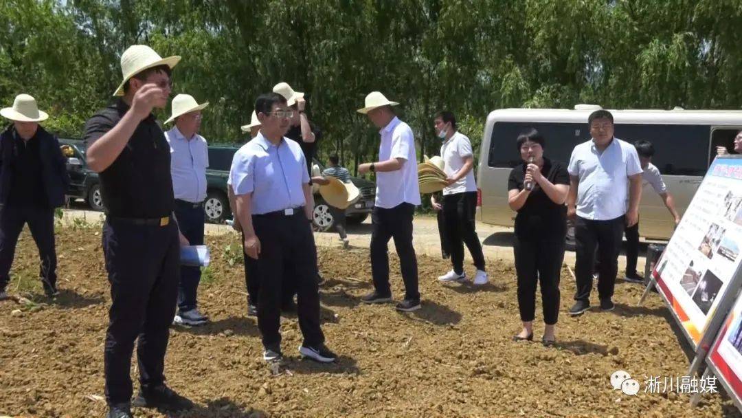 新华社和南水北调中线水源公司到淅川县采访调研