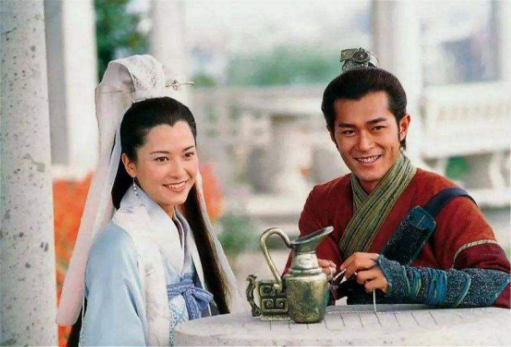 回顾港姐郭羡妮:舍豪门嫁穷小子,自费结婚生子,为农村公婆买房