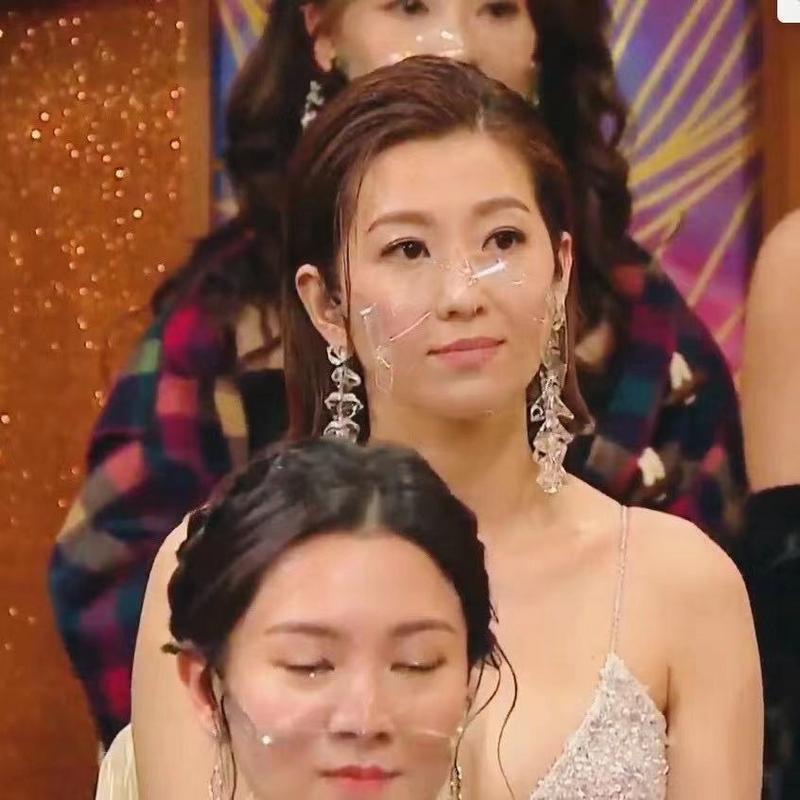 罕见同台!蔡思贝陈自瑶一起出席活动,二人全场零交流更拒采访