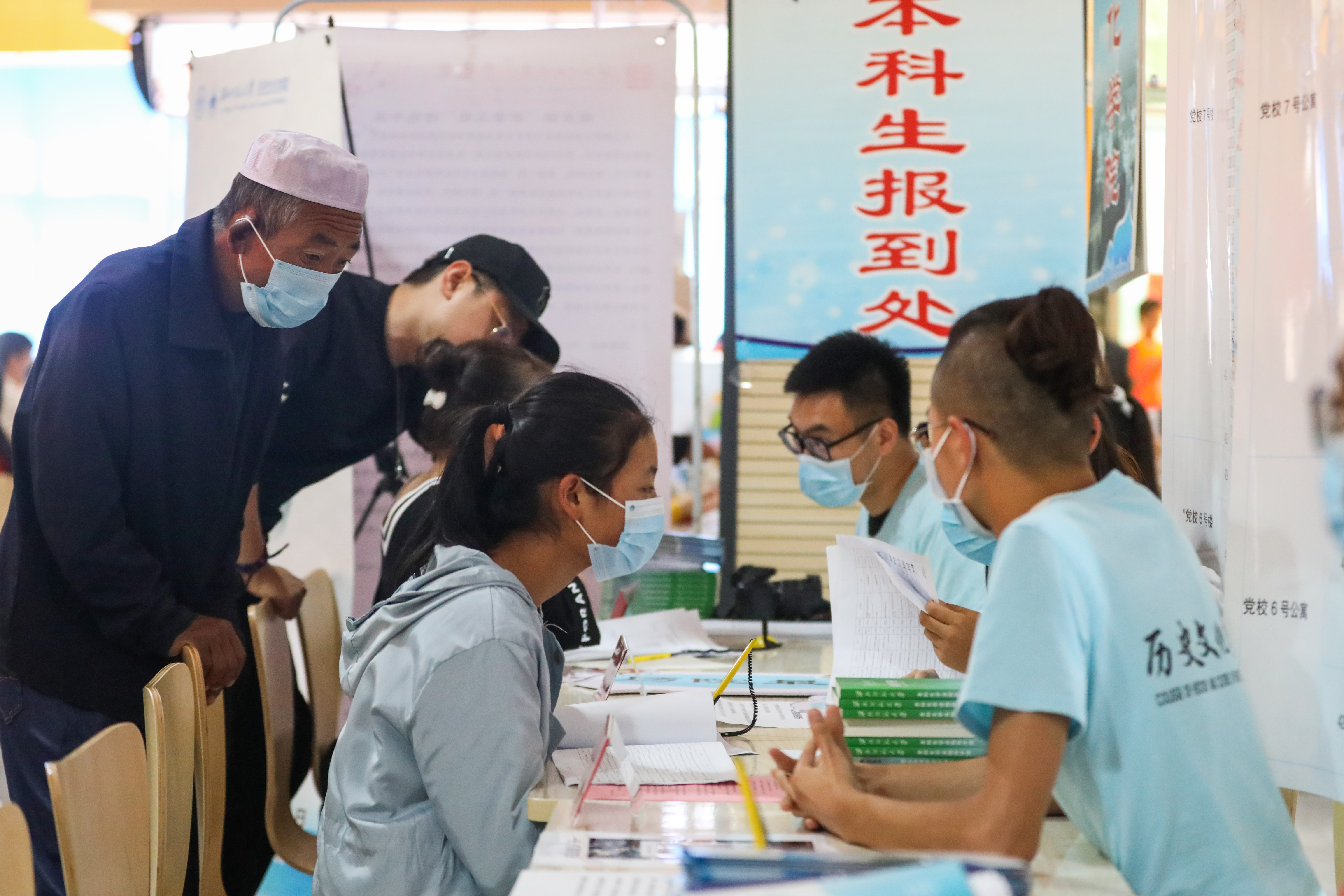 东乡族女孩妥秀英,考上大学报到了!(2)