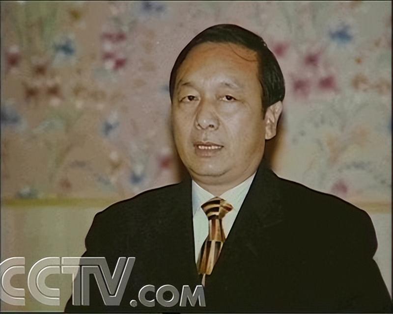 纪实:落马贪官:刘俊卿自恋自大,豪掷70万建雕像,开会携带手枪