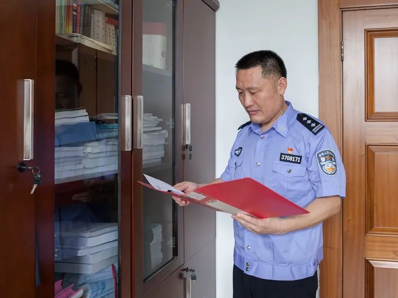 身边的榜样 前行的力量 朱长军:三十四载从警路 一片丹心映忠诚