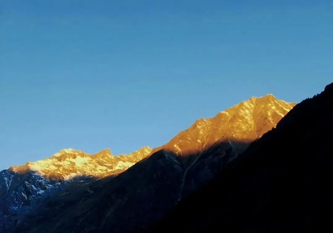 今日腊八!一组日照金山美图送上,见者好运一整年!