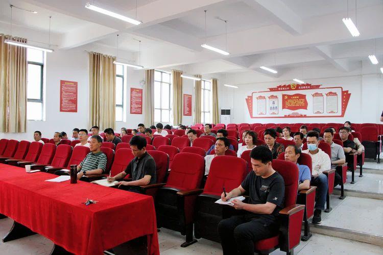 河南省驻马店财经学校校长杨文涛讲授专题党课