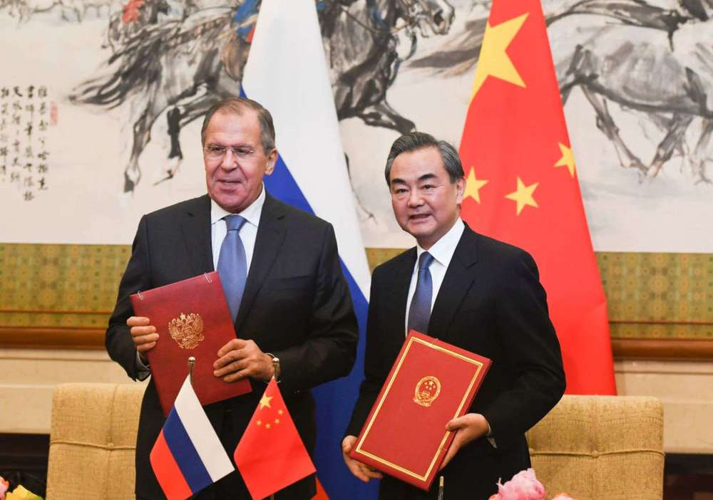 大国关系榜样!中俄拥抱让美很担忧,俄军专家:中美冲突不可避免