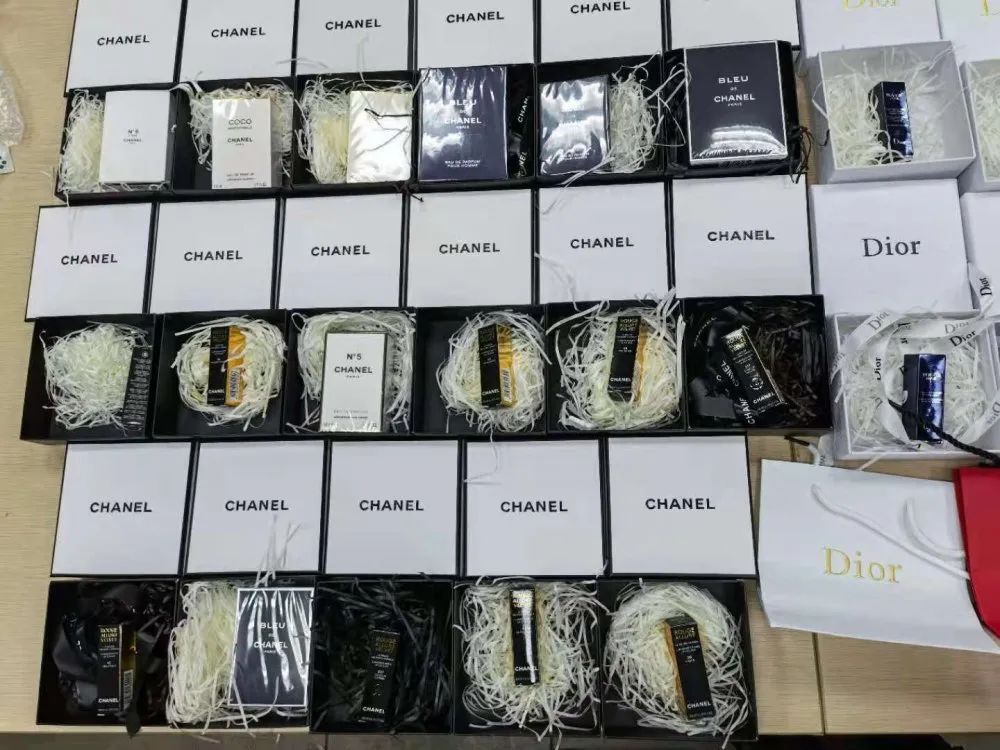佛山大批"chanel""dior"知名品牌假货被查获,爱网购的注意了