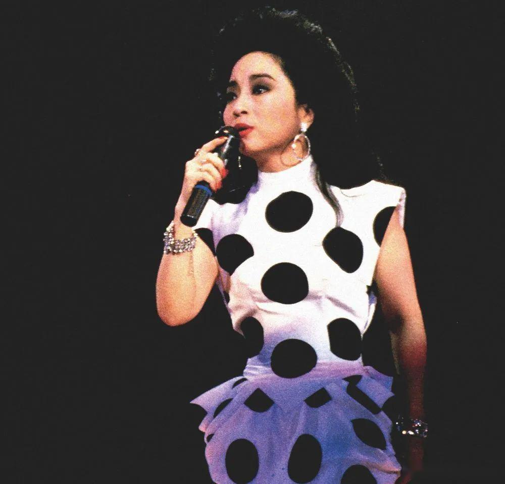 港乐殿堂级天后徐小凤,受刘德华周润发跪拜,为保留国籍放弃爱情