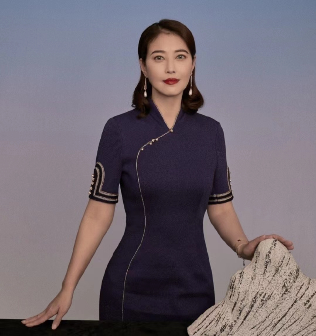 自然变老!55岁周海媚近照以素颜示人,曾突然晒性感被指像大妈