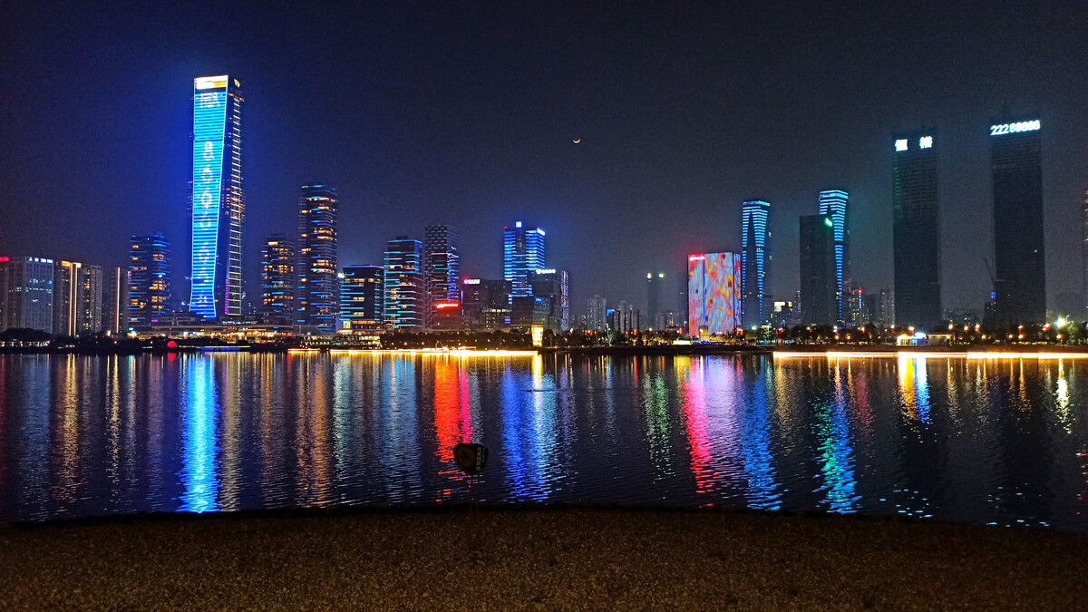 深圳的夜景非常迷人,这座城市有许多高楼大厦和繁华的商业区