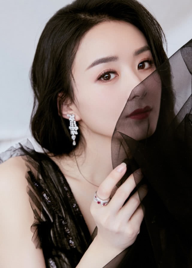 赵丽颖变了!改变了眉形的她,像换了个人,越发的自然精致了