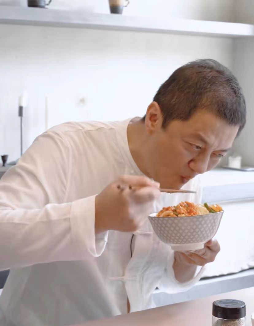 50岁李亚鹏在豪宅避暑,吃饭用筷子敲碗,喝杨梅汁酸到脸部变形