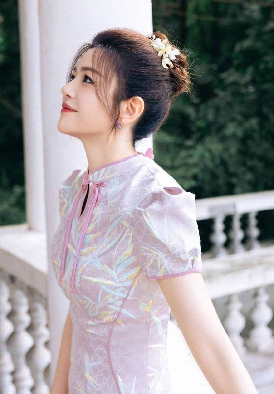 陈妍希穿粉色旗袍温柔雅致 芭比粉腮红氛围感满满  8月3日,陈妍希在