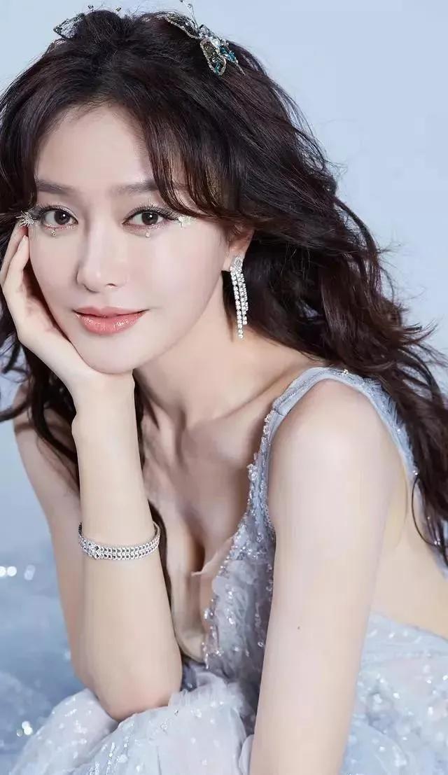 某二字女演员被曝隐婚,对外称单身隐瞒真实年龄,喜欢搞剧组夫妻